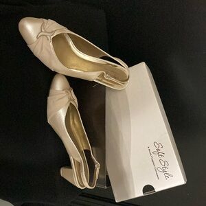 Cream sling back heeled dress shoes